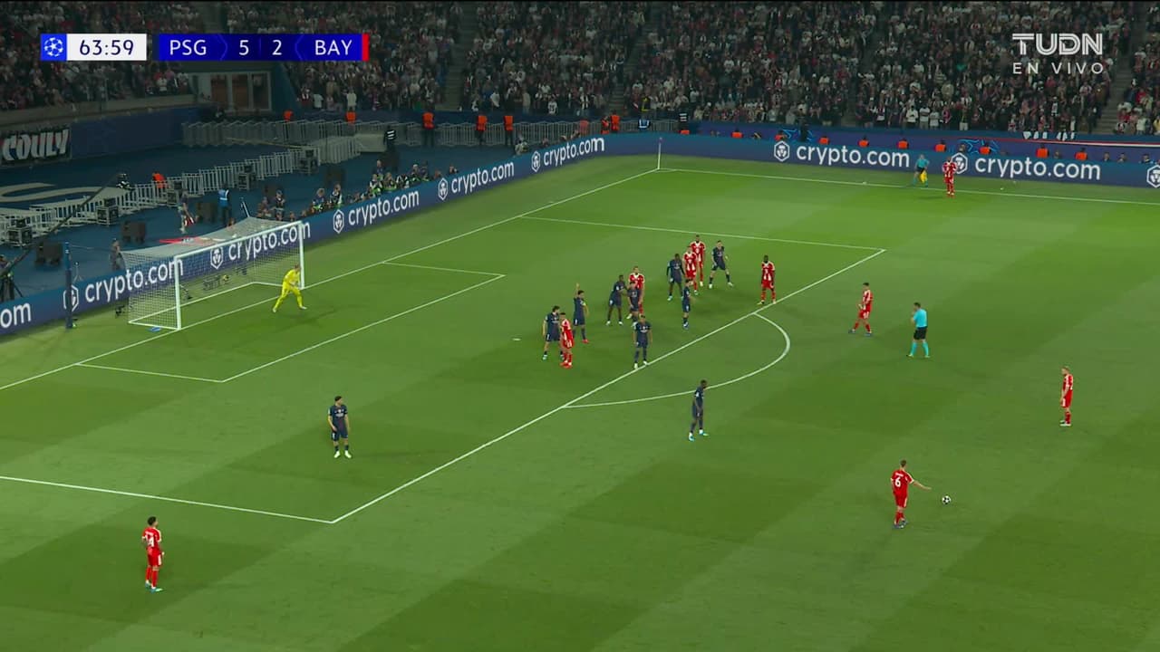 ¡GOL!  anota para FC Bayern München. Dayot Upamecano