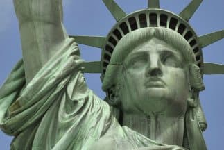 La Lotería de Visas sortea cada año 55,000 tarjetas verdes (green card), residencia legal permanente en Estados Unidos.