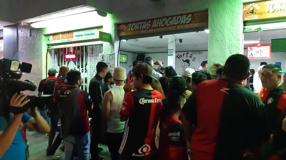 La opción para los fanáticos en su protesta fue reunirse en otros lugares para ver el juego contra Toluca.