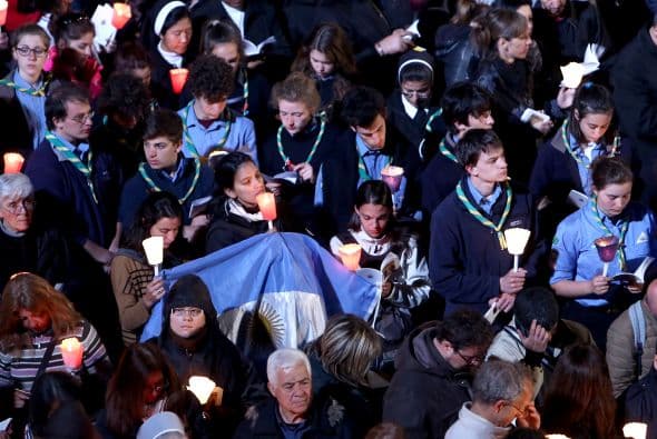 La procesión del Vía Crucis en el antiguo anfiteatro de Roma es una tradición que atrae a una gran multitud de fieles de todo el mundo.