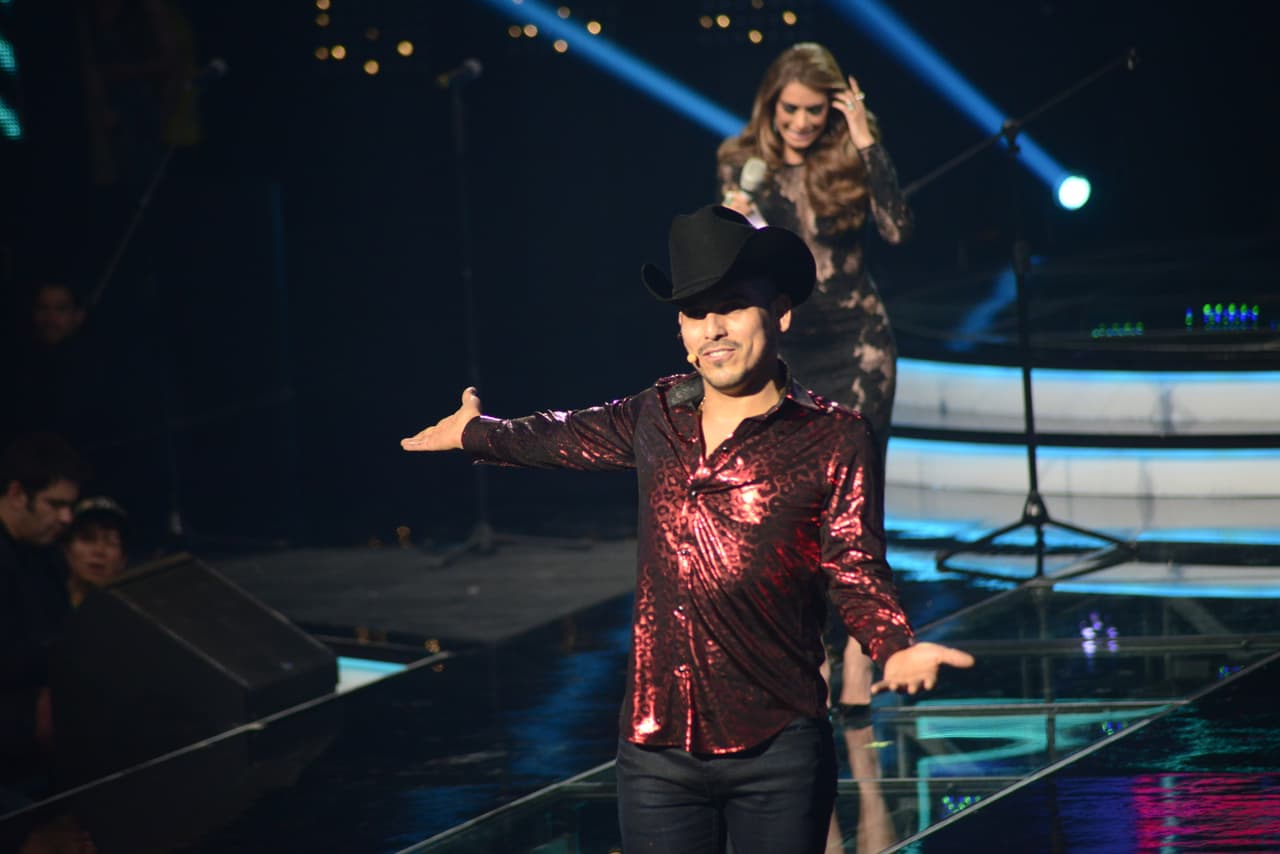 Y para cerrar con broche de oro su serenata, posó de esta manera tan sexy.