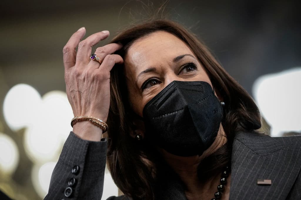 La vicepresidenta Kamala Harris tiene covid-19