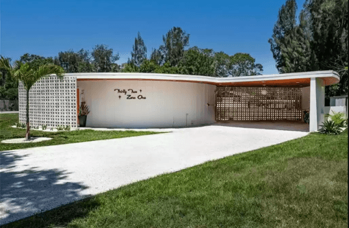 Mujer modifica su casa al estilo de 1970; la compró en $229,000 y ahora la vende en $899,000 