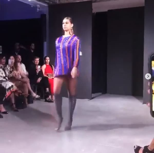 El pasado fin de semana la jovencita de 16 años pisó nuevamente las pasarelas de forma profesional, aunque esta vez su madre no estuvo presente.