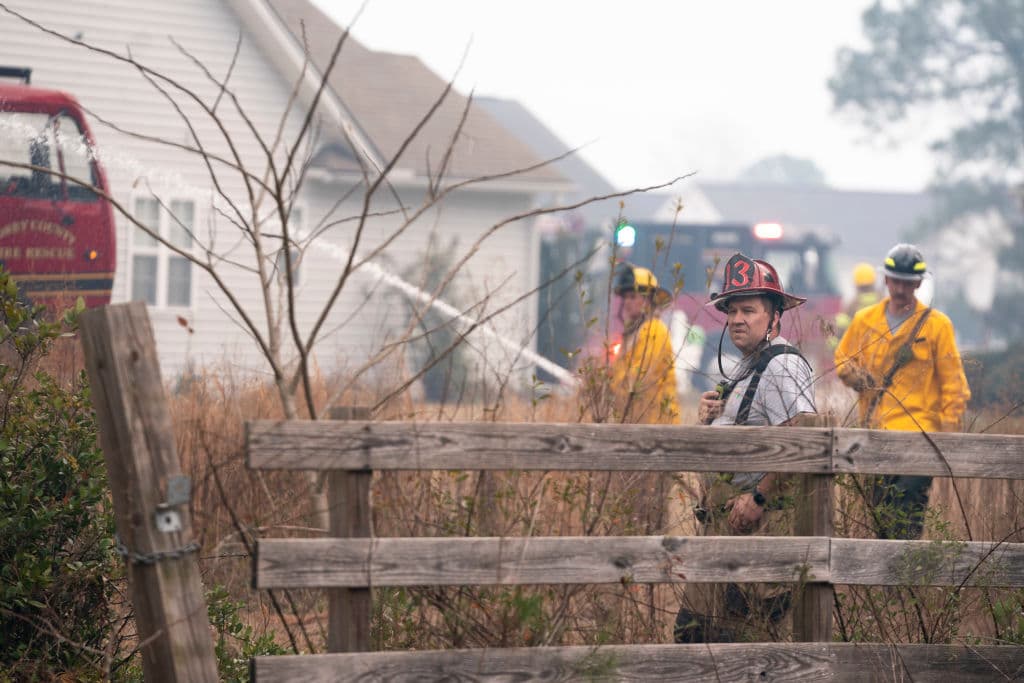 Además de la costa de Carolina del Sur, en la vecina
<b>Carolina del Norte</b> los bomberos trabajan conta los incendios forestales que se han disparado en la zona de
<b>Tryon y Saluda</b>, en las montañas de Blue Ridge.