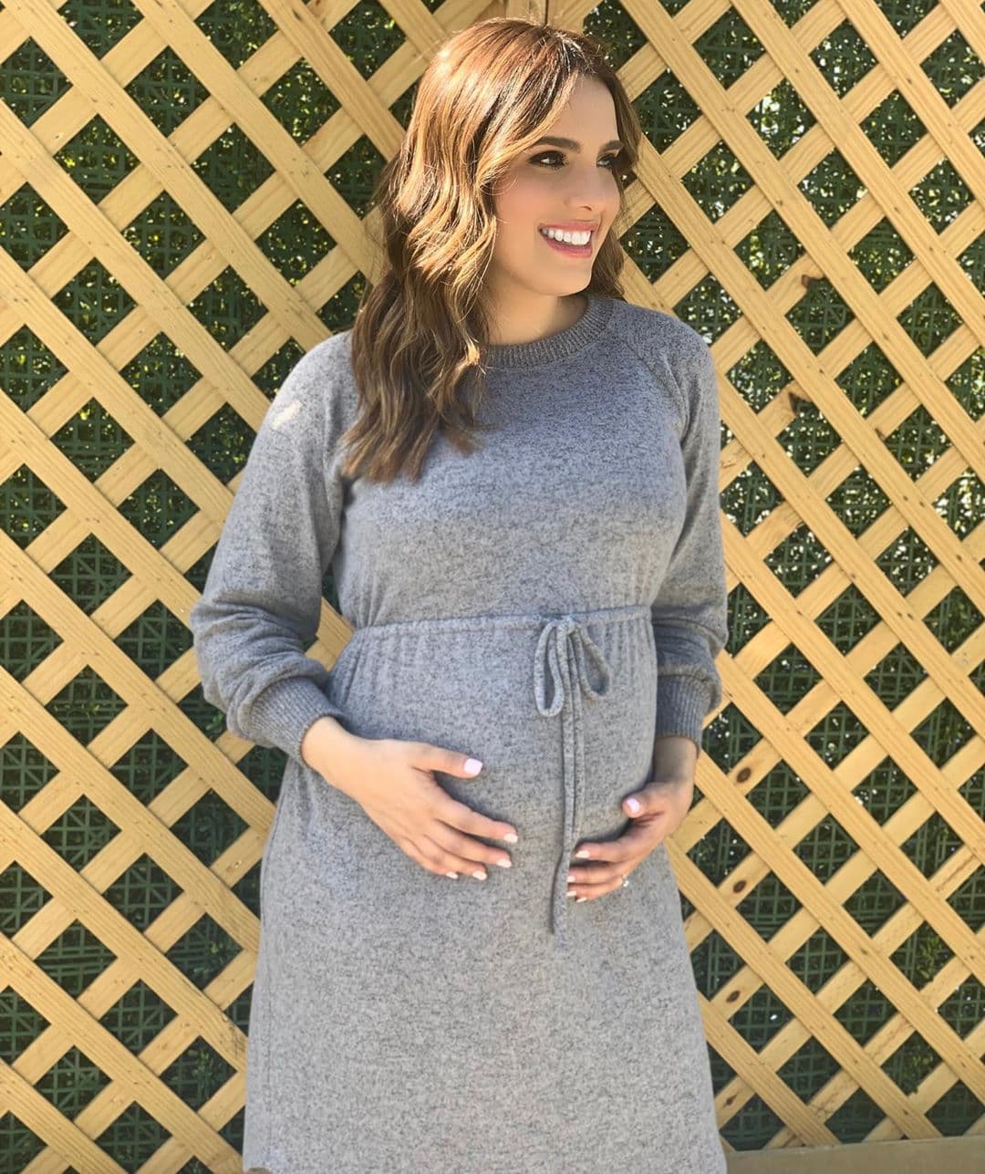 En la tercera semana de septiembre ya la vemos con atuendos de entretiempo y una barriguita más saltada.