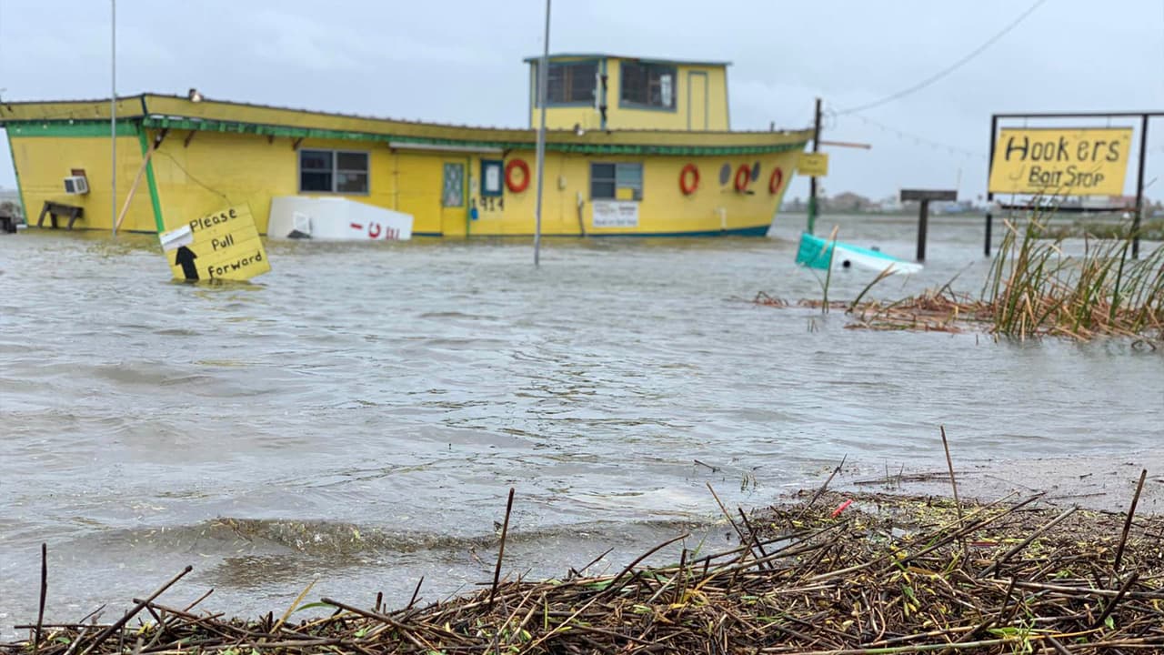 Este establecimiento se observa como el nivel del agua como ha subido en las últimas horas.