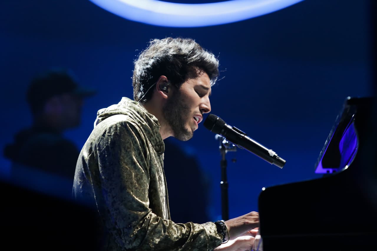 Uno de los favoritos, Sebastián Yatra, es un ensayo muy conmovedor.