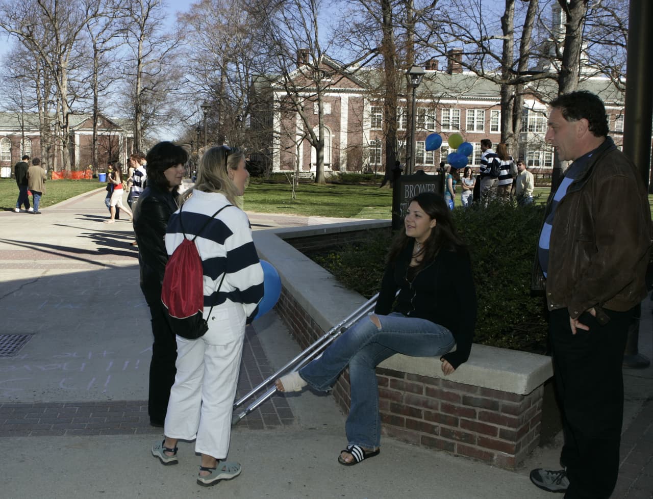 Aunque un estudiante se mantenga de forma independiente y haga su propia declaración de impuestos, puede ser considerado un 
<b>alumno dependiente</b>. La única manera de saberlo es al responder las preguntas que están en el paso tres del formulario. De ser así, al momento de llenar la FAFSA el alumno deberá brindar la información demográfica y financiera de sus padres.