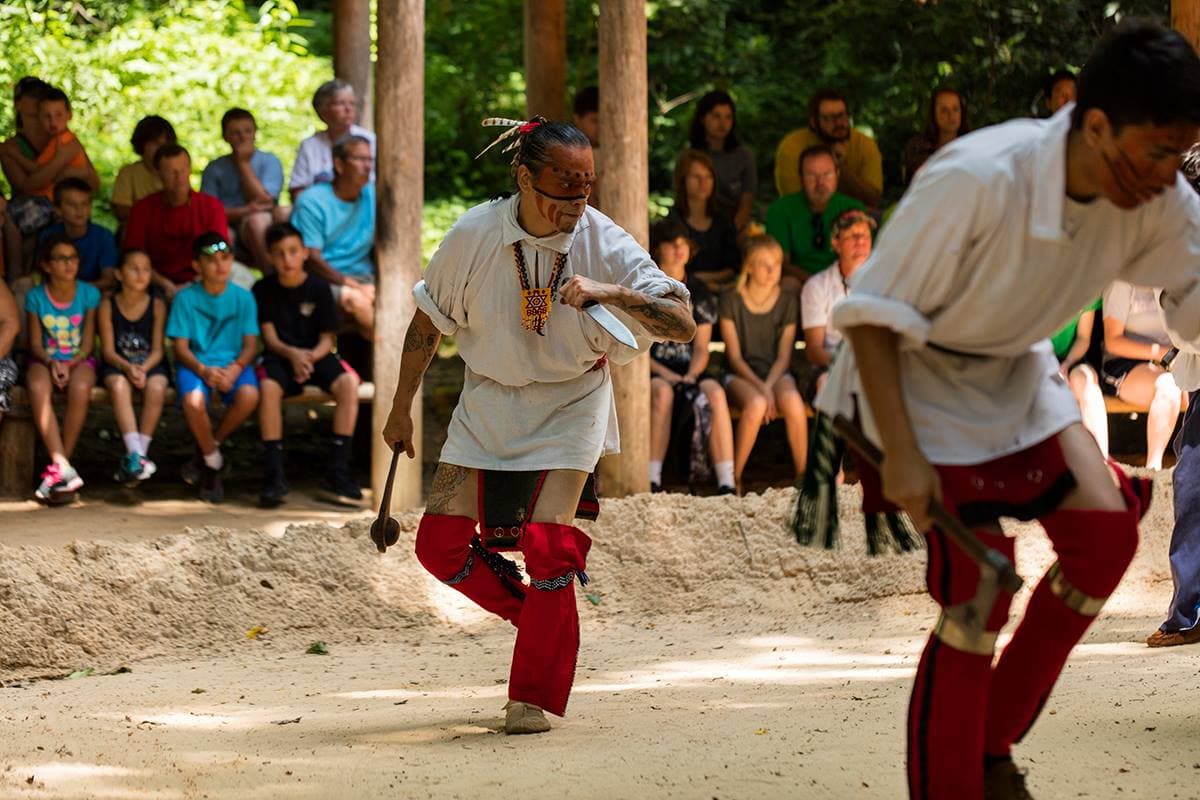 Las visitas guiadas te llevarán a través de demostraciones artesanales de artistas galardonados que te explicarán las técnicas únicas de artesanía Cherokee. Conoce a la gente histórica Cherokee en la sección de historia viva. También puede ver espectáculos especiales a lo largo de la temporada, como "Tiempo de guerra" y bailes cherokee tradicionales. Más,
<b><a href="https://www.cherokeehistorical.org/oconaluftee-indian-village/?gclid=Cj0KCQjw9_mDBhCGARIsAN3PaFP8kTjOHy_mHiOsgc7xeBTA9-uiEYj6QuT-YlpiYFNQRogsHTfj1ZoaAux7EALw_wcB" target="_blank">aquí</a></b>.