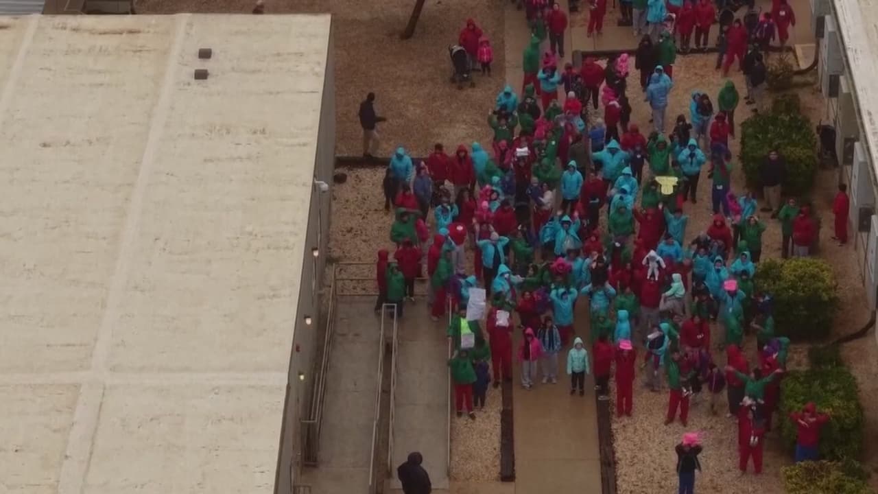 Niño de 3 años suplica a su madre huir de centro de detención en Texas