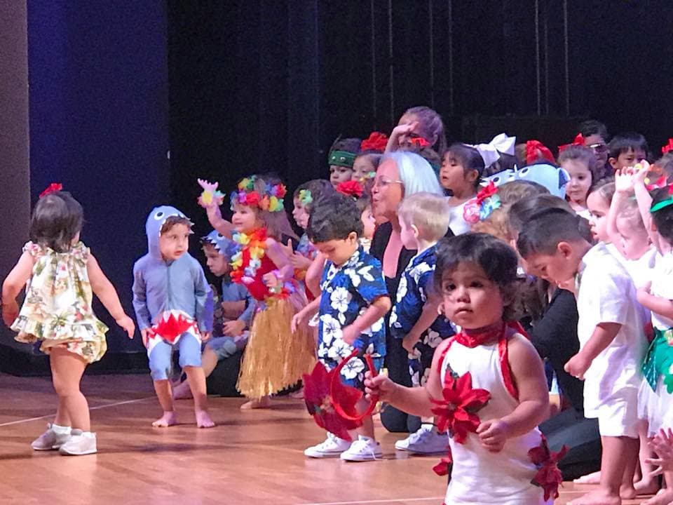 Los pequeños de la casa son adorables, Joshua se lució en su festival de Navidad.