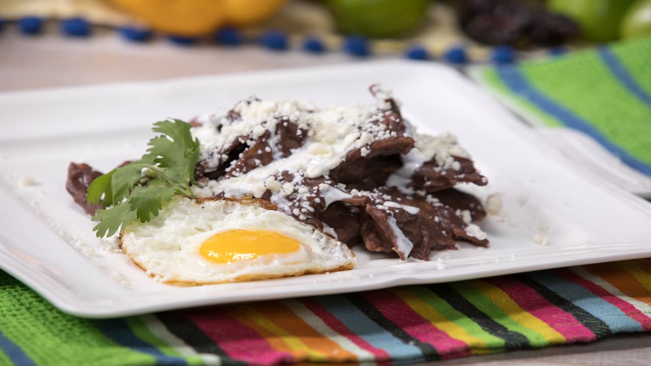 Chilaquiles en salsa de frijoles
