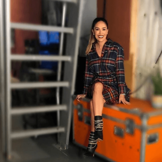 Los accesorios son importantes a la hora de crear looks, Karla combinó este vestido a cuadros con unas botas muy divertidas.