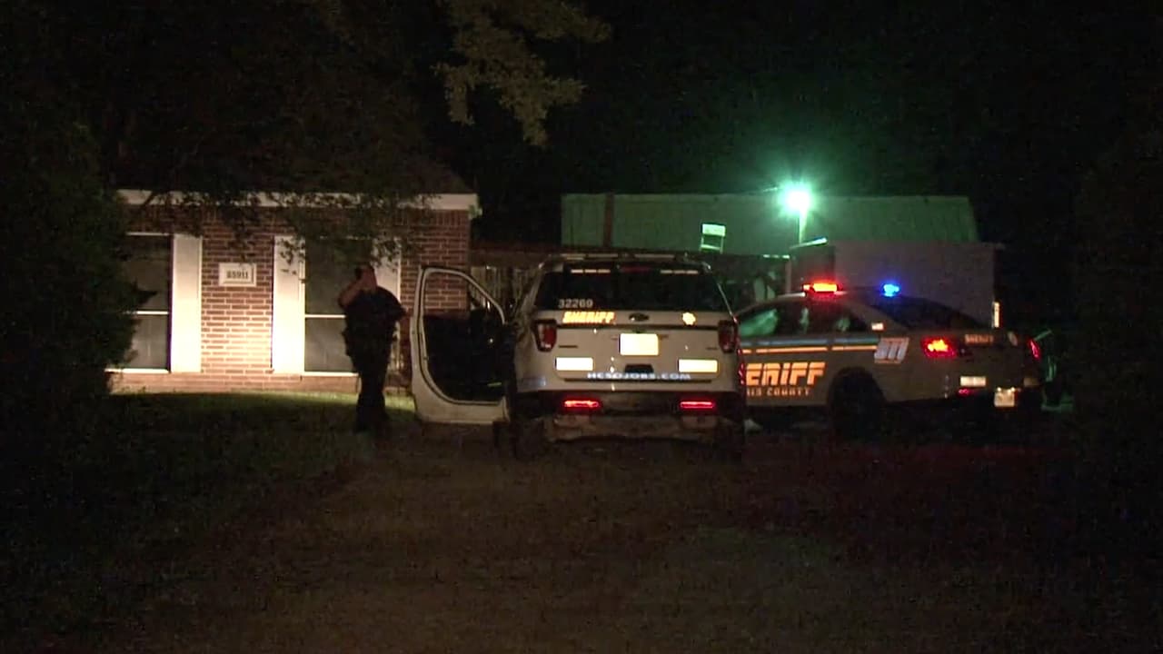 El niño fue trasladado al 
<a href="https://www.univision.com/local/houston-kxln/investigan-el-incidente-de-un-nino-de-4-anos-que-casi-se-ahoga-en-una-vivienda-del-condado-harris-video">hospital</a> Regional de Tomball en condición crítica.