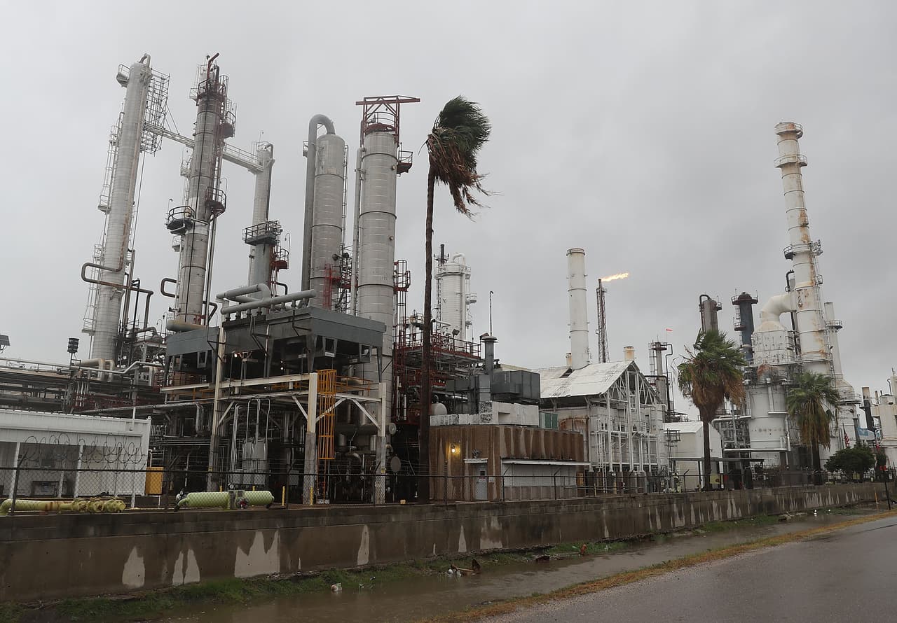 Los vientos del huracán Harvey llegan a una refinería de petróleo en Corpus Christi.