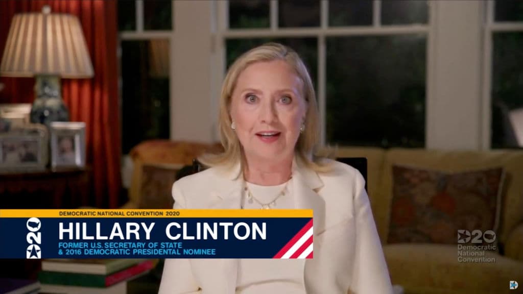 La exsecretaria de Estado, Hillary Clinton, evocó durante la convención la sorpresiva derrota que sufrió en 2016 ante Donald Trump y recalcó la importancia de votar. "Recuerden: Joe y Kamala pueden sacar 3 millones de votos más y aún así perder. Se. Los. Digo. Yo", señaló deteniéndose en cada palabra para darle énfasis. Clinton ganó más votos que Trump pero perdió el Colegio Electoral.