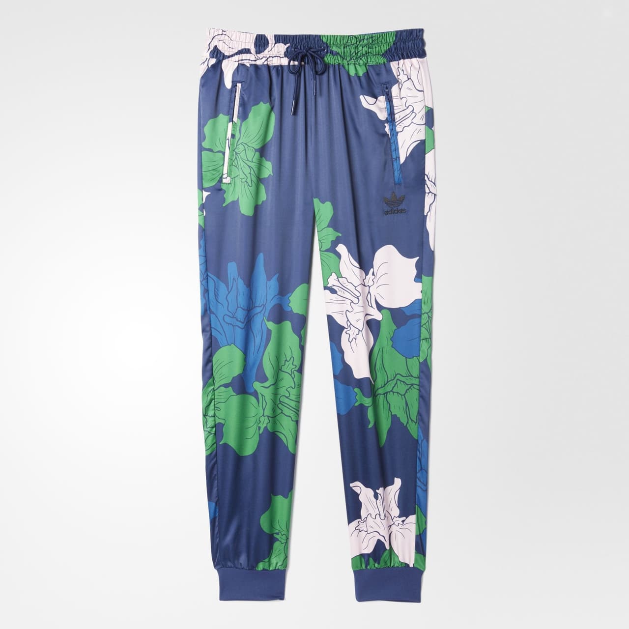 Athleisure (Adidas; en adidas.com): El reinado del look deportivo es inminente y firmas como Nike y Adidas han hecho de sus piezas clásicas el sueño de las fashionistas más juguetonas. Bella Hadid ha impactado en más de una ocasión con su manera de imprimirle sofisticación a un atuendo de gym. No sólo los tenis se llevan bien con ellos, un par de stilettos ha resultado una inesperada pero increíble opción.