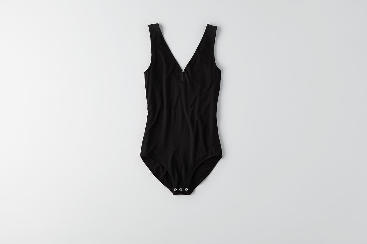 Bodysuit (American Eagle outfitters): El regreso del traje de baño completo lo ha convertido en una de las prendas más versátiles del momento. No necesitas estar en la piscina para que haga sentido, las it girls lo llevan en tierra con jeans, faldas lápiz y shorts. Una de las mejores formas de contener la figura y verse súper guapa.