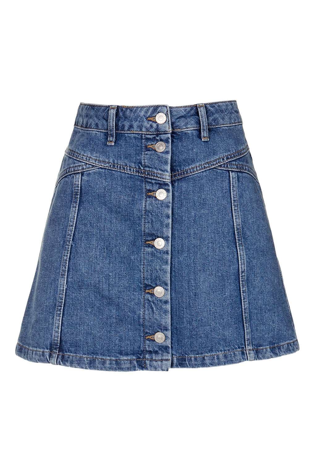 Falda en corte A (Topshop): La falda que te ponías en los 90’s está de regreso. Ahora te arrepentirás de haberlas botado hace algunos años, pero por fortuna existen muchas a precio accesible y que te quedarán como hechas a medida. En piel o en dénim, tú decides cuál va más con tu personalidad.