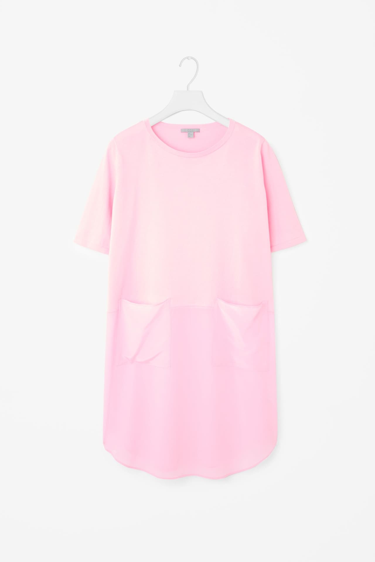Minivestido rosa (COS, cosstores.com): Saca esas piernas a relucir. No importa si eres delgada o llenita, el mini vestido tipo túnica es perfecto para toda ocasión. Busca aquellos en tonos llenos de vida (ojalá rosa o amarillo) o con algún detalle como bordados. Llévalo con un par de tenis para darle una intención más relajada y compleméntalo con un fular como accesorio.
