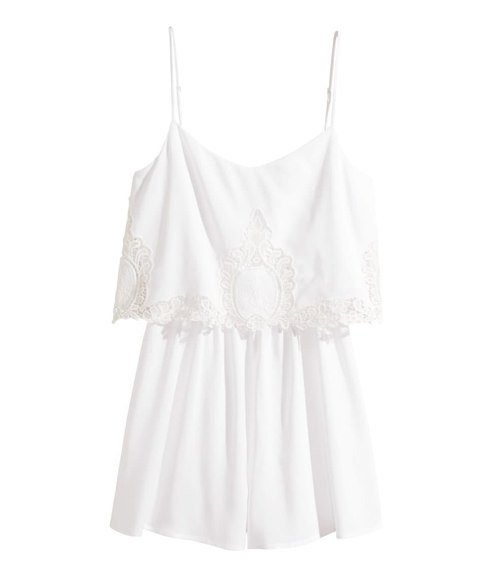 Romper (H&M, en hm.com): Para las chicas prácticas que quieren impactar, no hay nada mejor que un 'romper dress' (que es lo mismo que un mini vestido con shorts). Aquellos de cintura elastizada o con una cinta, ayudarán a definir la forma de tu cuerpo. Este diseño de H&M propone un estilo diferente que pareciera como si llevaras un atuendo de dos piezas. Ponte unos botines y un chaleco de denim y ya tienes una linda opción de fin de semana.