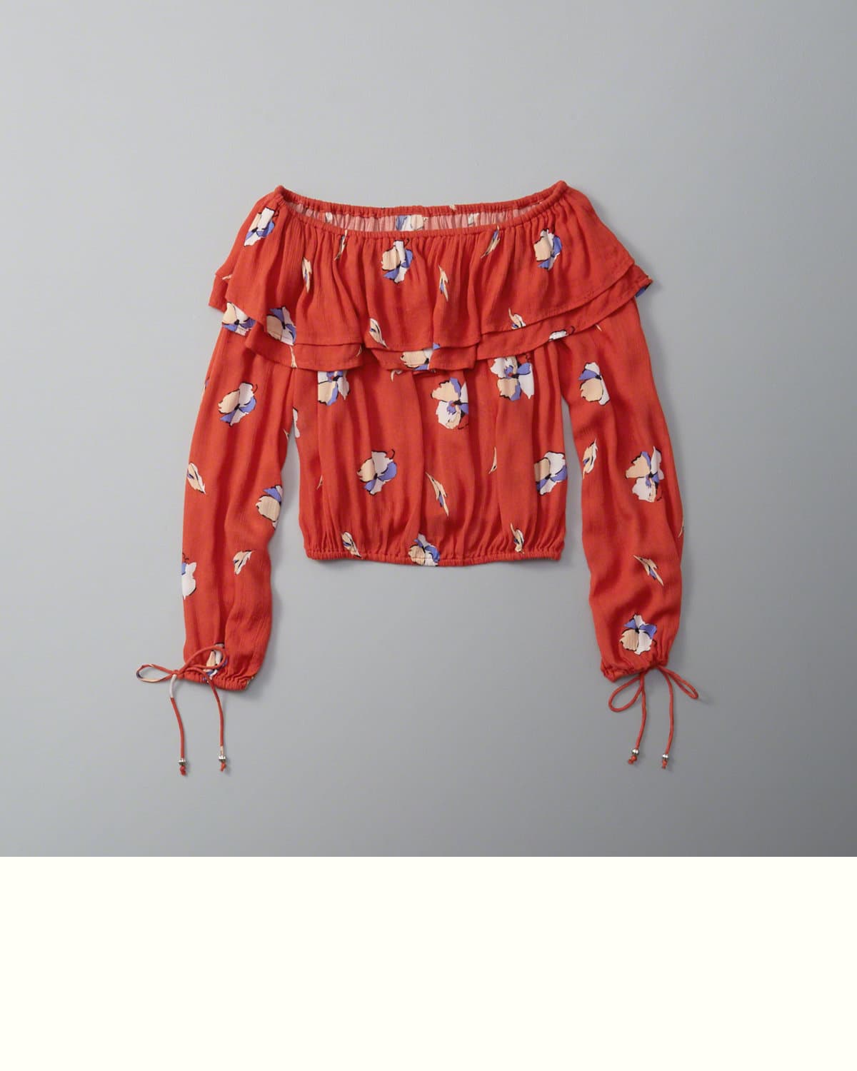 Blusa de volantes (Abercrombie & Fitch; abercrombie.com): Ya lo han dictado las autoridades en moda: los volantes llegaron para quedarse y nosotras no podríamos estar más de acuerdo. Al combinarse con la tendencia del off-shoulder resulta en las blusas y vestidos más favorecedores para todo tipo de tallas. ¿Le tienes miedo al crop top? la ilusión que generan los olanes te darán una experiencia igual de estilosa.