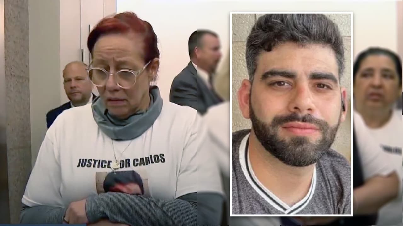 Madre de hispano asesinado llega a la Corte con las cenizas de su hijo en las manos para exigir justicia