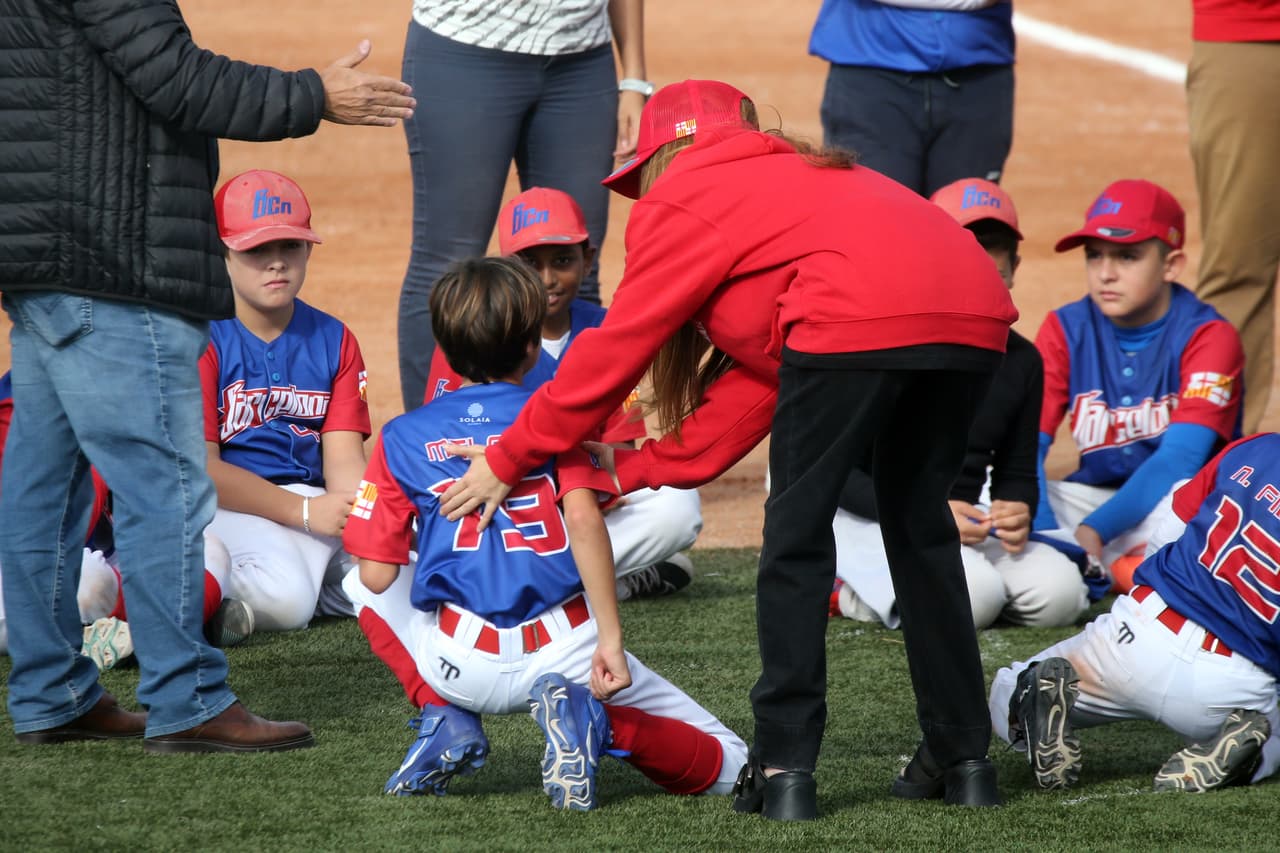 De acuerdo con Jordi Martín, corresponsal de 
<b>El Gordo y La Flaca</b>, mientras que la cantante estaba animando a su hijo, su ex supuestamente 
<b><a href="https://www.univision.com/famosos/pique-viaje-clara-chia-mientras-pelea-shakira-custodia-hijos-fotos" target="_blank">la pasaba bomba con Clara Chía Marti. </a></b>
<br>