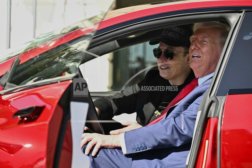 Trump y Musk hablan con los reporteros desde un vehículo Tesla en el jardín sur de la Casa Blanca, en Washington, el martes 11 de marzo de 2025.