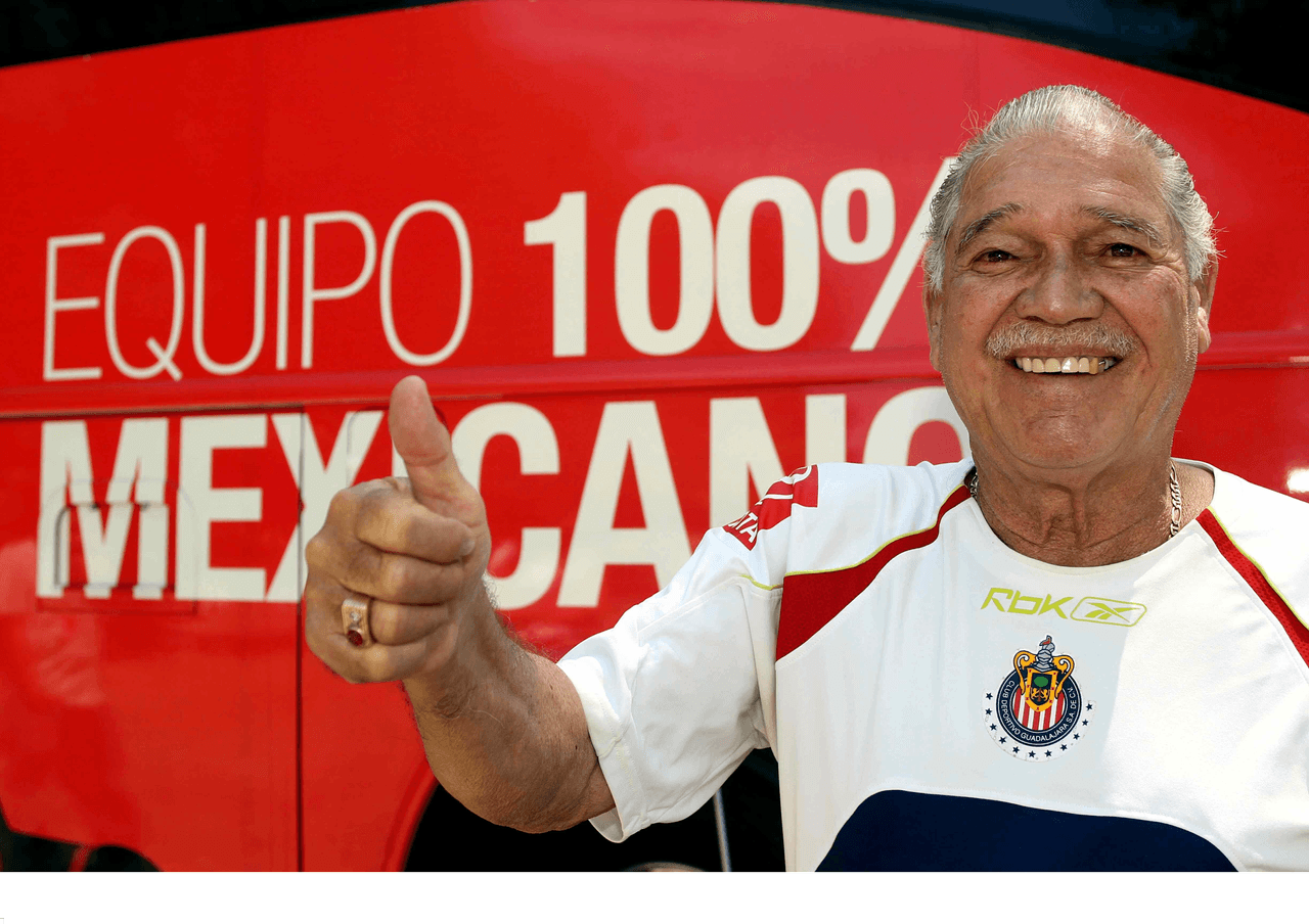 La leyenda disputó 50 segundos del encuentro y asió rompió el récord al haber jugado un partido a sus 71 años. Salador Reyes es una leyenda del club rojiblanco pues anotó 122 para Chivas.