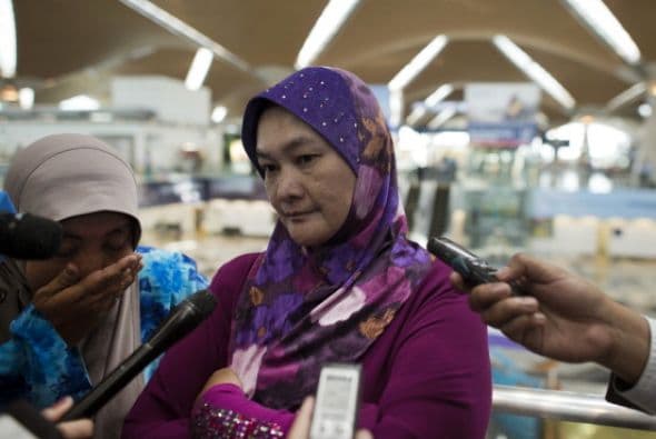 Familiares de las víctimas del vuelo MH17 son entevistados por los periodistas en el aeropuerto Internacional de Kuala Lumpur.