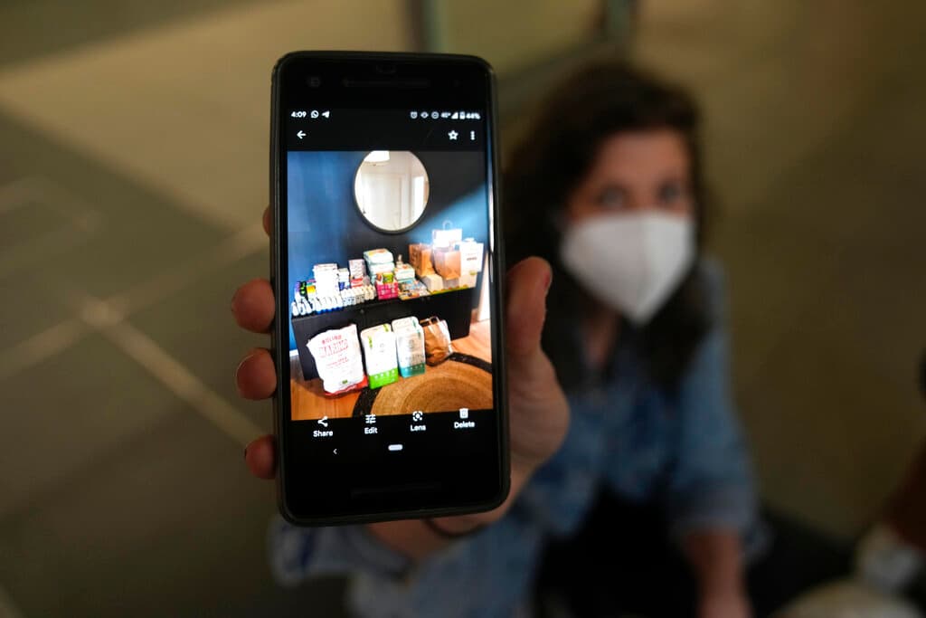 Alyse Conn-Powers muestra una foto de artículos de ayuda comprados para refugiados de Ucrania.