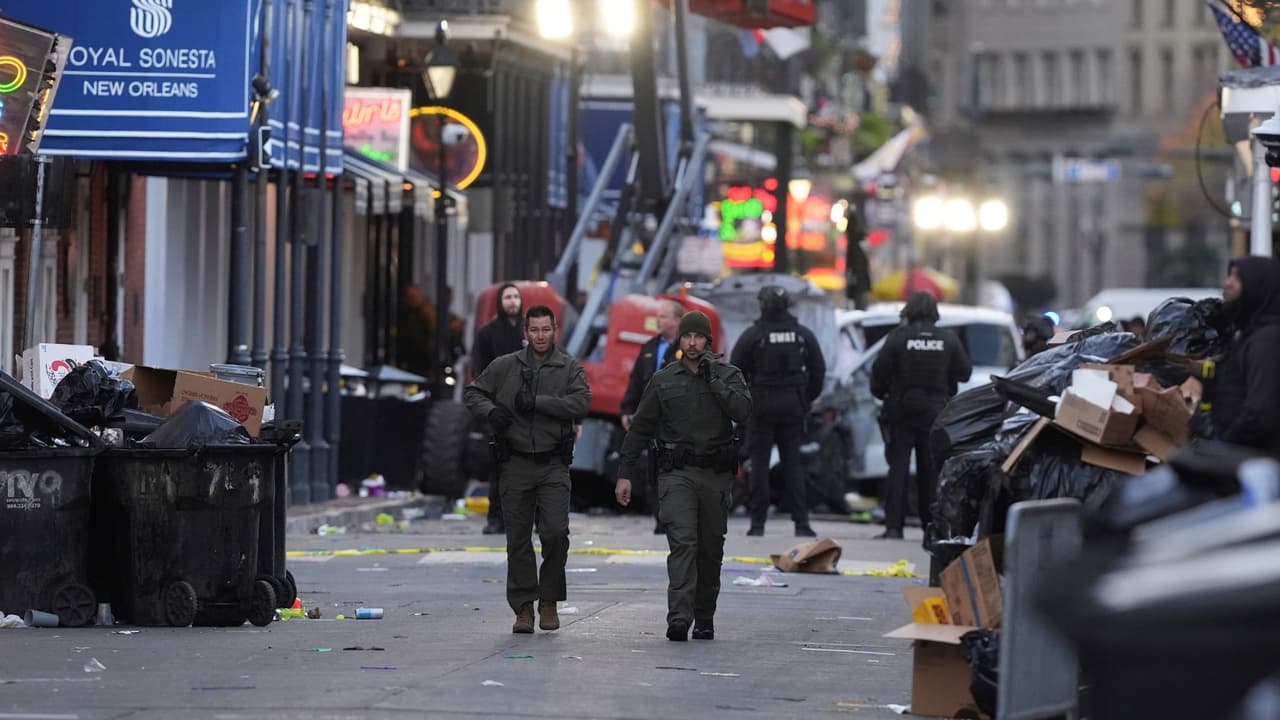 La jefa de la policía de Nueva Orleans, Anne Kirkpatrick, describió la gravedad del ataque.
<b> “Este fue un comportamiento muy intencional”, afirmó. “El sospechoso trataba de atropellar a tantas personas como pudiera”</b>. Las calles de Bourbon Street, usualmente llenas de festejos, se transformaron en 
<b>un escenario de caos y horror tras el atentado.</b>