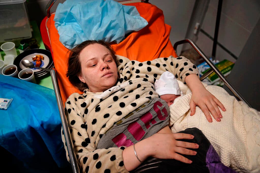 La foto de esta ucraniana embarazada huyendo mostró el terror tras un ataque a un hospital. Su bebé ya nació y ambas están bien