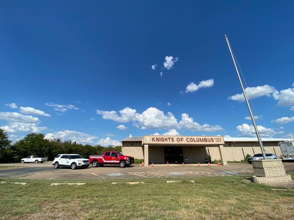 El gobernador Greg Abbott anunció este martes la apertura de varios centros de evacuación de huracanes en todo el estado de Texas, incluyendo uno en Mesquite y otro en el condado Ellis. 
<br>