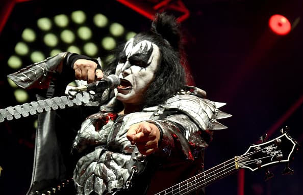 “Al mundo le vendría bien más de lo que nosotros hacemos. Si quieres unir al mundo, crea bandas de rock, 
<b>no partidos políticos ni religiones</b>”, dijo Simmons a DPA.