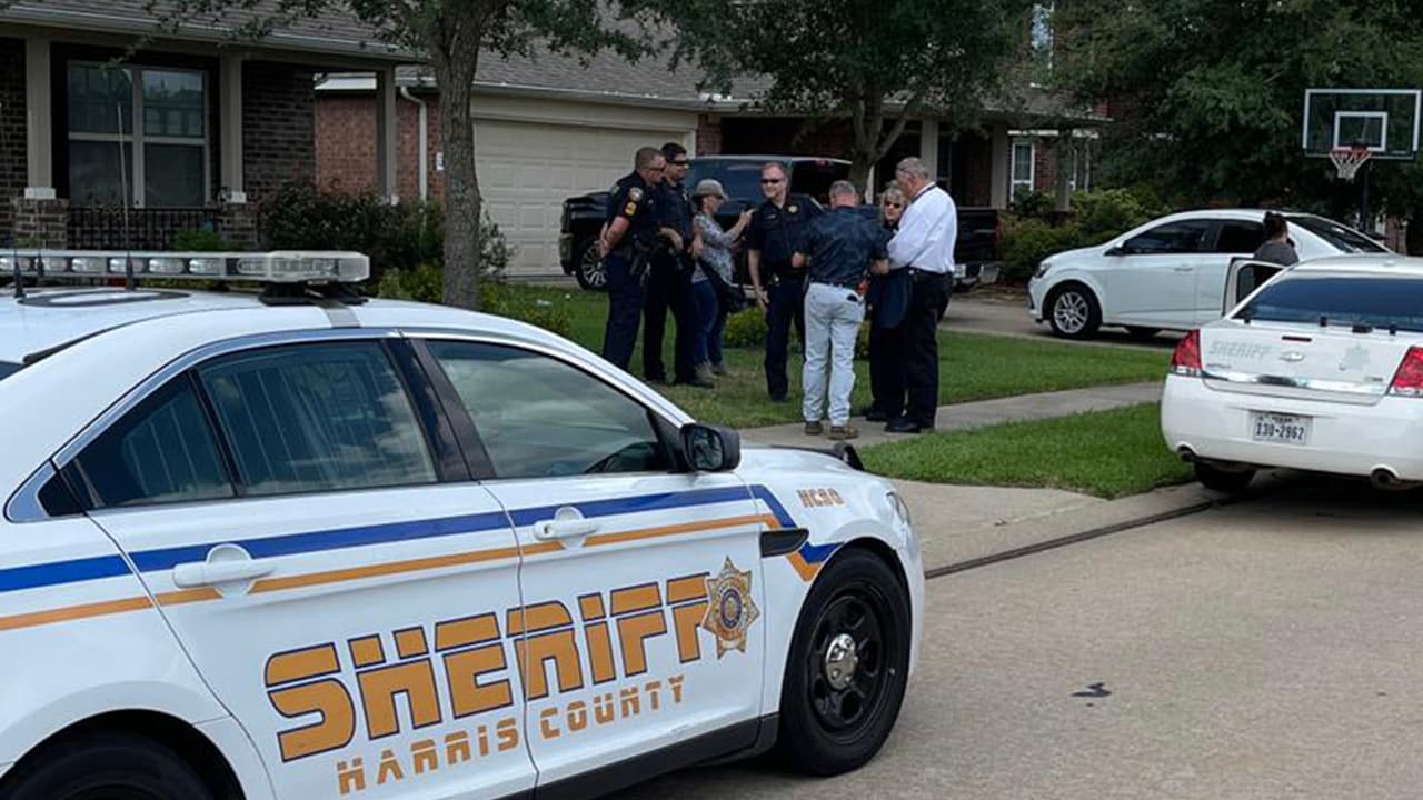 El niño se debate entre la vida y la muerte y los oficiales están por determinar si van a imponer cargos en contra del tío.