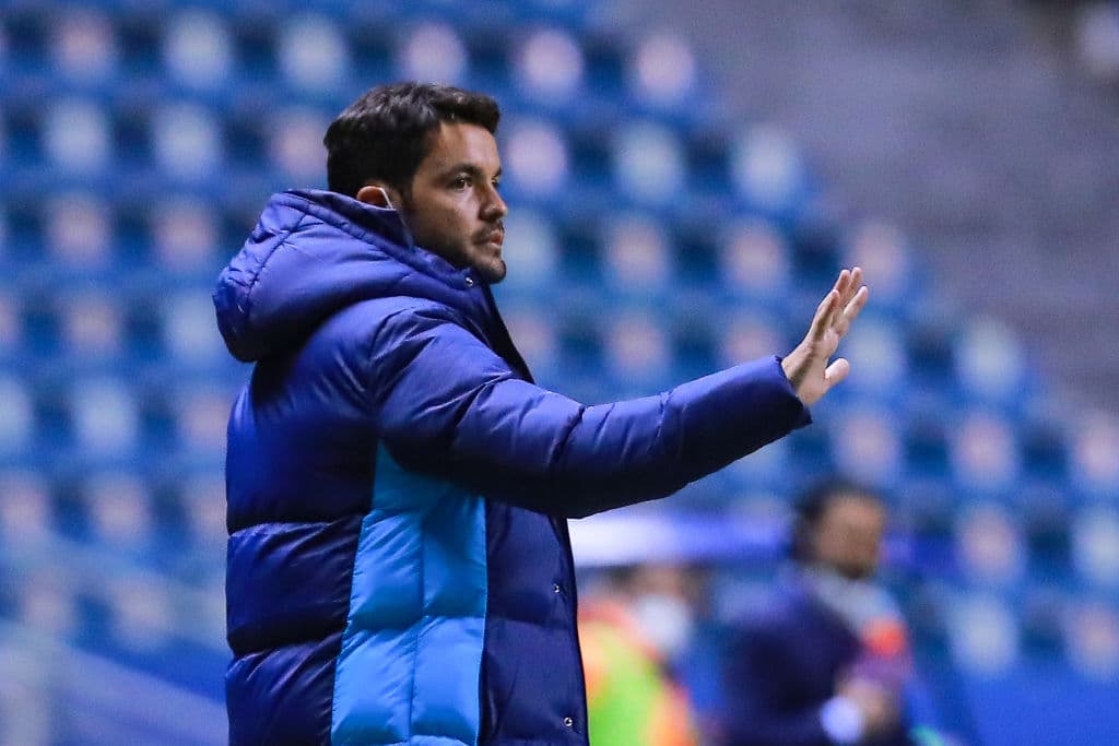 El Rebaño tuvo la primera de peligro en los botines de Oribe Peralta, Jesús Molina cobraba un penal y el gol no llegaba. Ormeño (38’) abrió el marcador con un soberbio testarazo y Miguel Ángel Ponce (47’) emparejó los cartones. En la J2, Puebla y Chivas se medirán a Cruz Azul y Toluca, respectivamente.