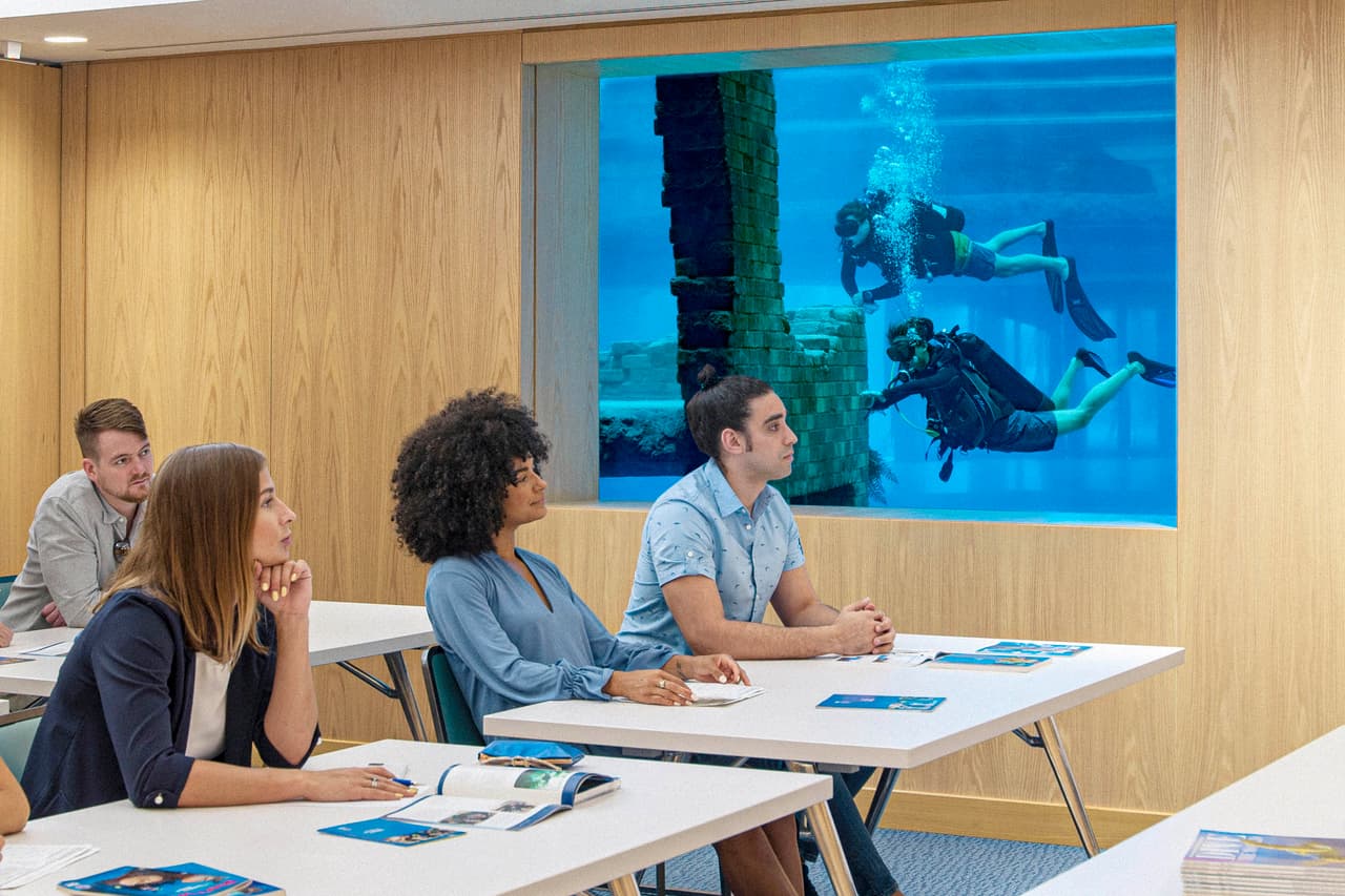 La instalación es operada por un equipo internacional de expertos y está certificada para ofrecer programas de instrucción de buceo avanzados.
<br>
<br>Los participantes pueden escoger entre buceo regular o apnea, donde no es necesario el uso de tanques de oxígeno.
<br>