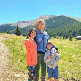 En varias de las instantáneas compartidas por la mexicana, es evidente el gran parecido físico que tienen Thalía y su hija.