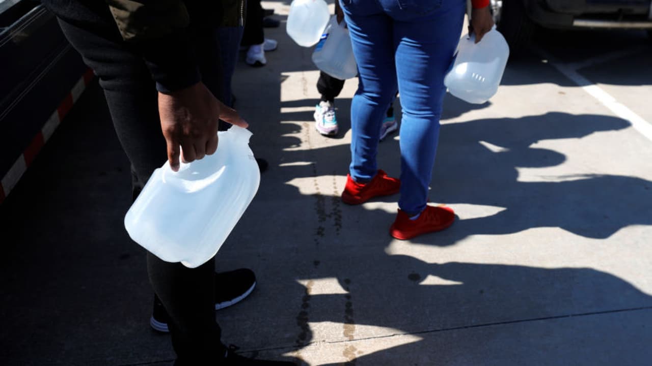 ¿Sigues sin agua? Aquí te decimos donde encontrar agua gratis, ciudad por ciudad