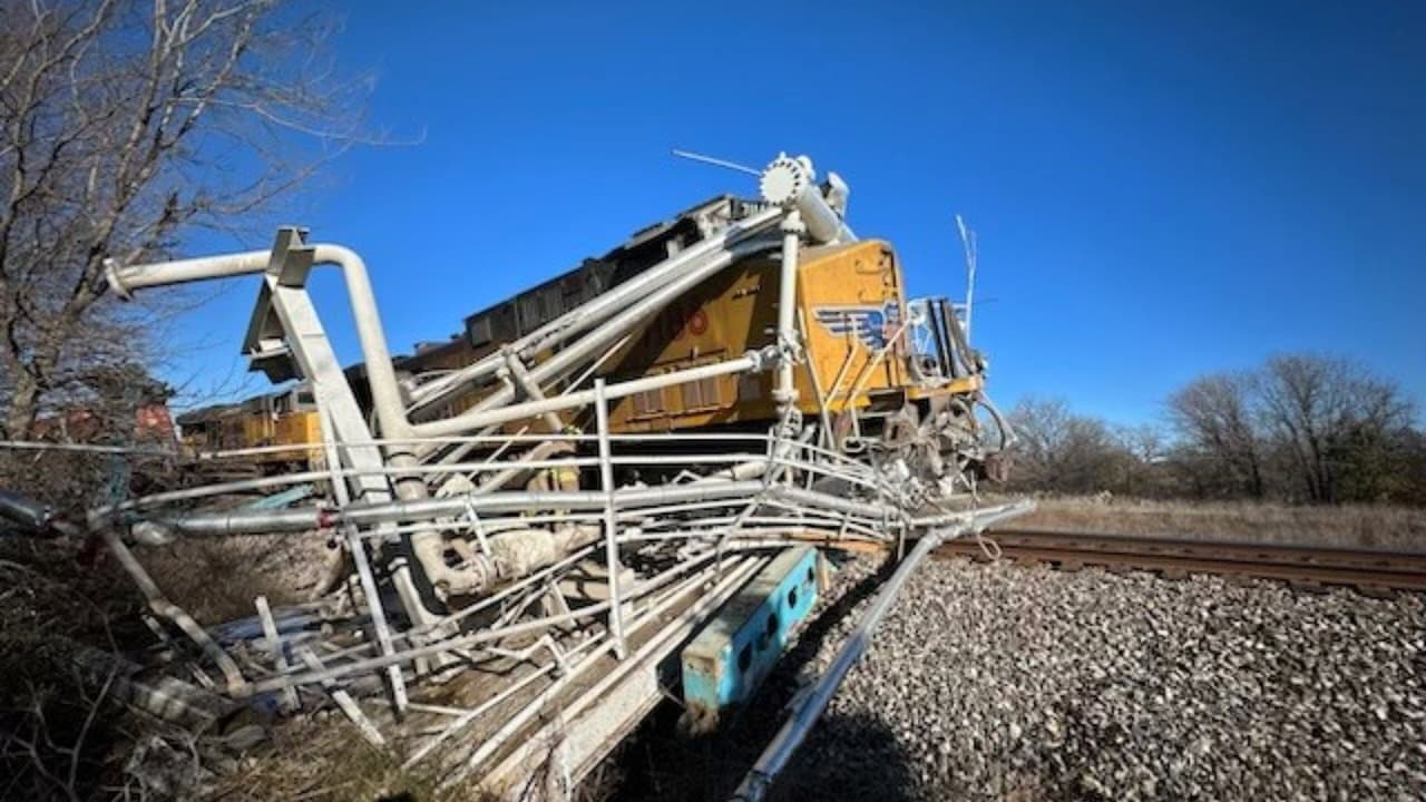 En un trágico incidente a las 9:30 de la mañana en la FM 5 de Annetta, Texas, 
<b>un camión de 18 ruedas quedó atrapado en las vías del tren, chocando con un tren de Union Pacific</b> en ruta a Fort Worth.