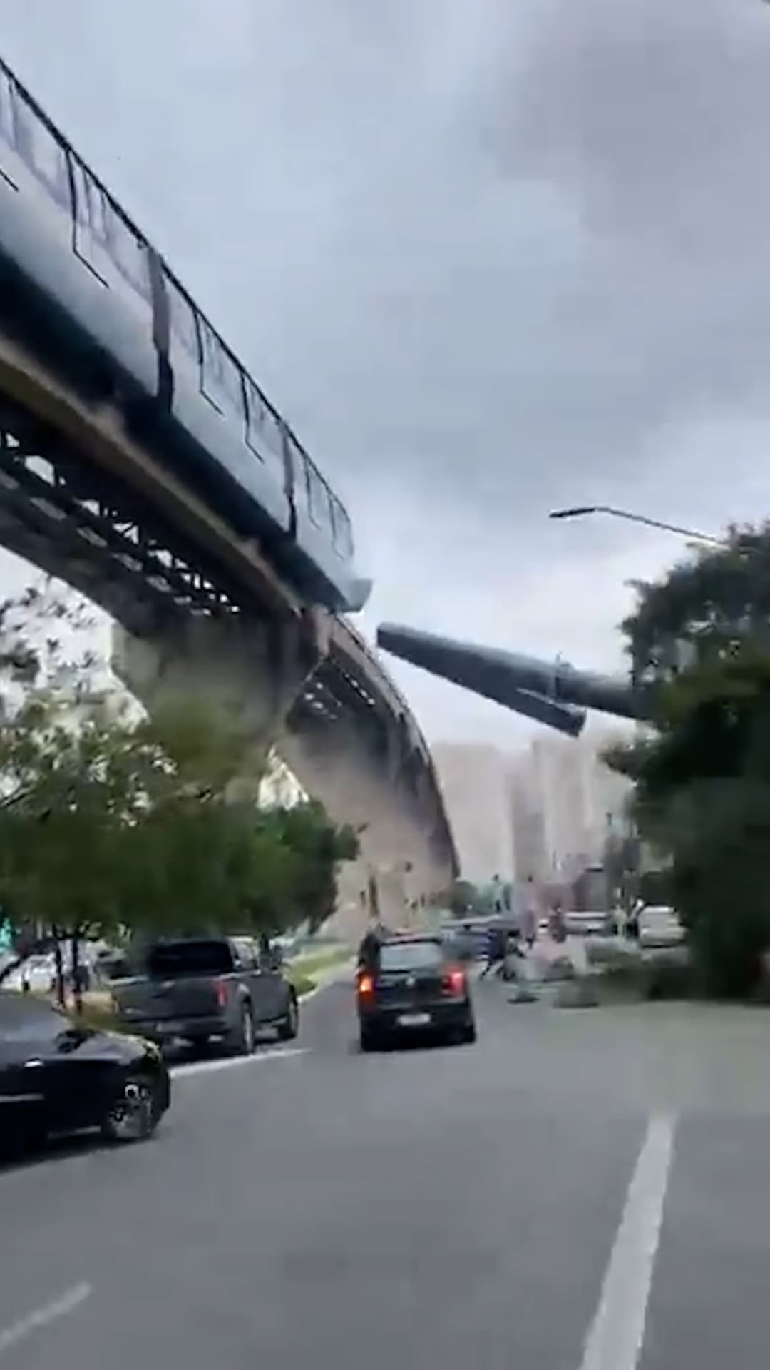 Un tren choca con una grúa y la derriba