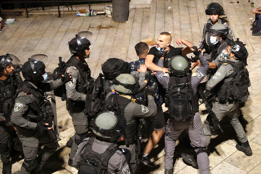 <b>La policía israelí detuvo a varios palestinos que han participado en las protestas </b>en la Puerta de Damasco a la Ciudad Vieja de Jerusalén. Un enfrentamiento entre Israel y Hamas provocado por semanas de tensiones en la disputada Jerusalén se intensificó el martes 11 de mayo cuando Israel desencadenó nuevos ataques aéreos en Gaza mientras los militantes bombardearon Israel con cientos de cohetes.