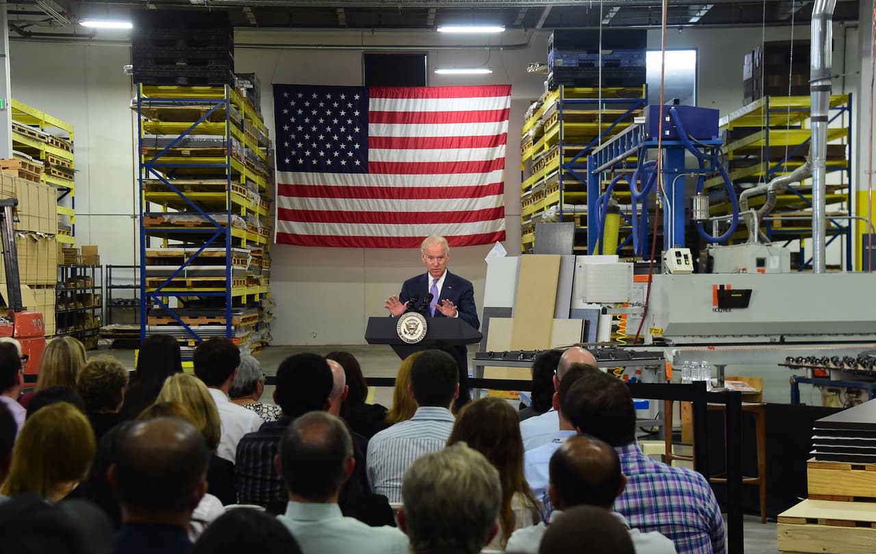 El vicepresidente estadounidense Joe Biden acompañado por el alcalde de Los Ángeles, Eric Garcetti, y otros funcionarios locales se presentó antes trabajadores de Bobrick Washroom Equipment Inc donde habló sobre "la importancia de aumentar el salario mínimo a cualquier persona que trabaja duro todos los días, darles la oportunidad de ganar un salario digno".