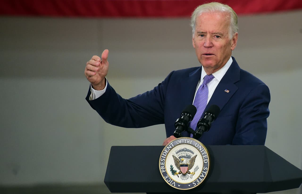 El vicepresidente estadounidense Joe Biden acompañado por el alcalde de Los Ángeles, Eric Garcetti, y otros funcionarios locales se presentó antes trabajadores de Bobrick Washroom Equipment Inc donde habló sobre "la importancia de aumentar el salario mínimo a cualquier persona que trabaja duro todos los días, darles la oportunidad de ganar un salario digno".