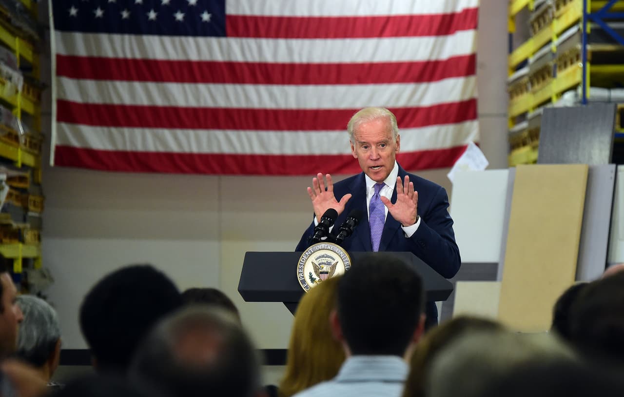 El vicepresidente estadounidense Joe Biden acompañado por el alcalde de Los Ángeles, Eric Garcetti, y otros funcionarios locales se presentó antes trabajadores de Bobrick Washroom Equipment Inc donde habló sobre "la importancia de aumentar el salario mínimo a cualquier persona que trabaja duro todos los días, darles la oportunidad de ganar un salario digno".