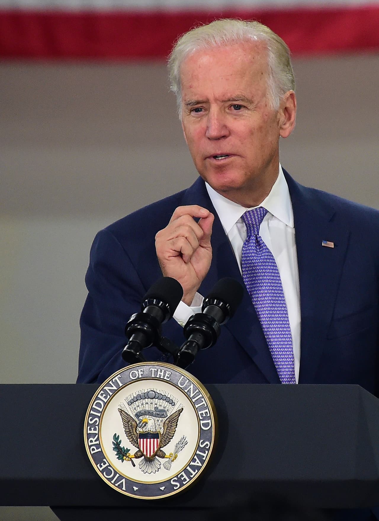 El vicepresidente estadounidense Joe Biden acompañado por el alcalde de Los Ángeles, Eric Garcetti, y otros funcionarios locales se presentó antes trabajadores de Bobrick Washroom Equipment Inc donde habló sobre "la importancia de aumentar el salario mínimo a cualquier persona que trabaja duro todos los días, darles la oportunidad de ganar un salario digno".
