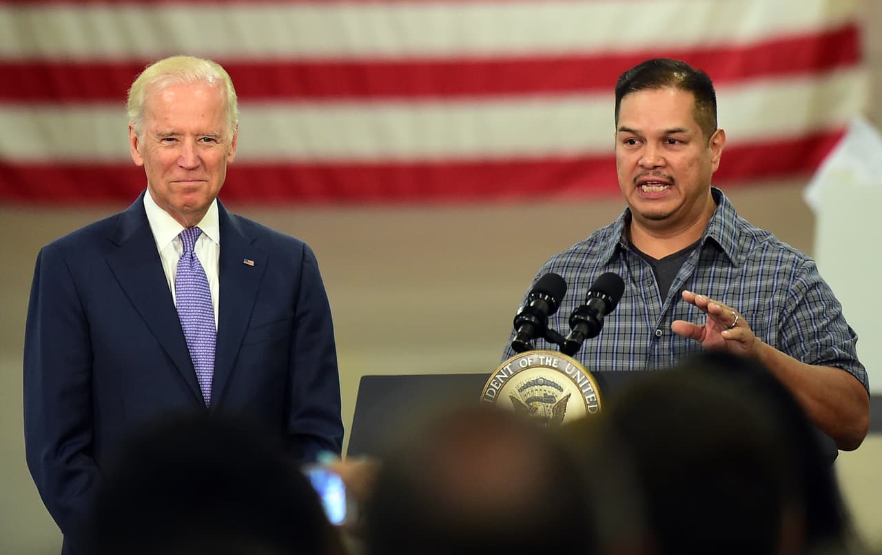 El vicepresidente estadounidense Joe Biden acompañado por el alcalde de Los Ángeles, Eric Garcetti, y otros funcionarios locales se presentó antes trabajadores de Bobrick Washroom Equipment Inc donde habló sobre "la importancia de aumentar el salario mínimo a cualquier persona que trabaja duro todos los días, darles la oportunidad de ganar un salario digno".